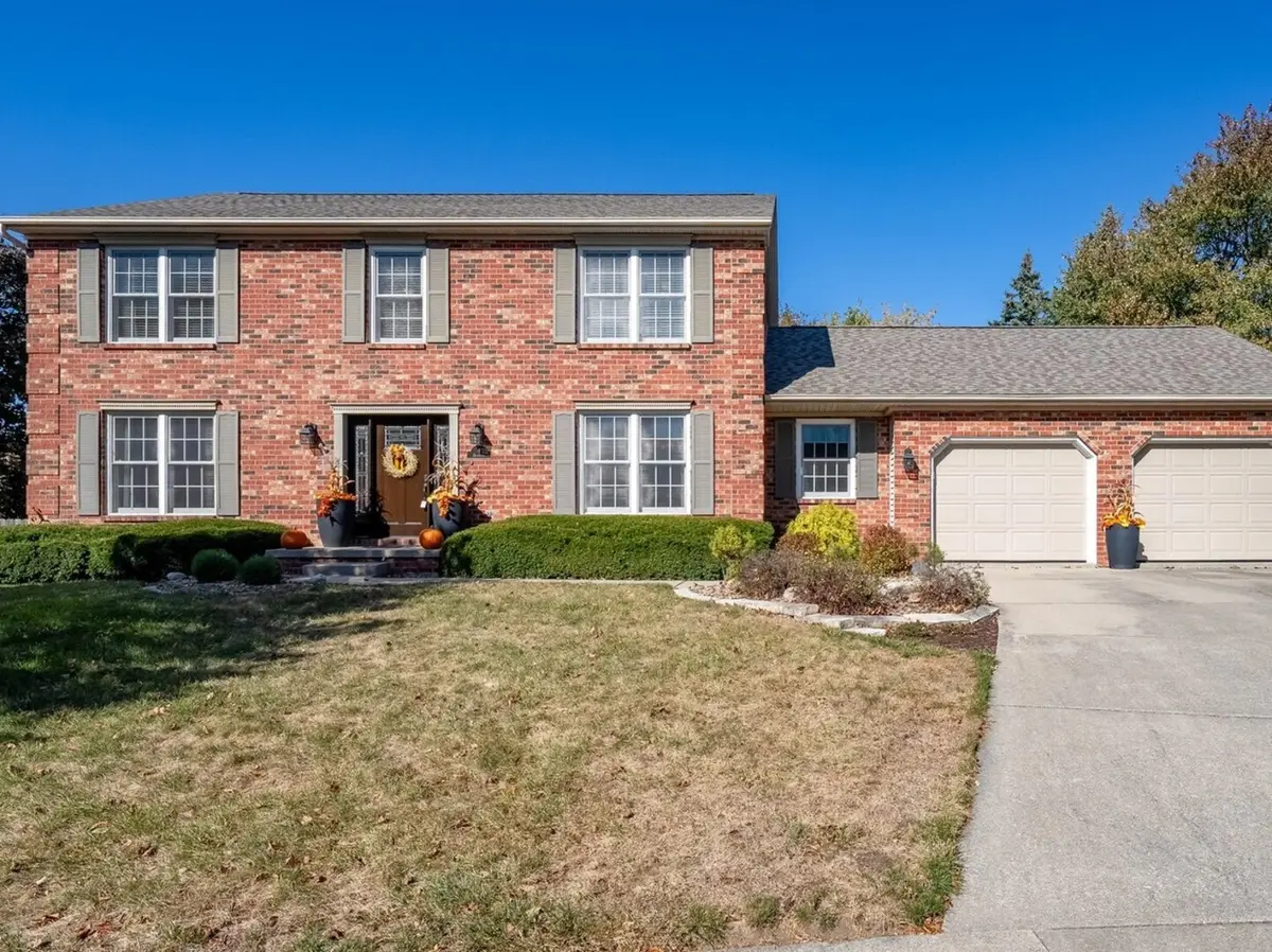 4 Graystone CT, Bloomington, IL 61704