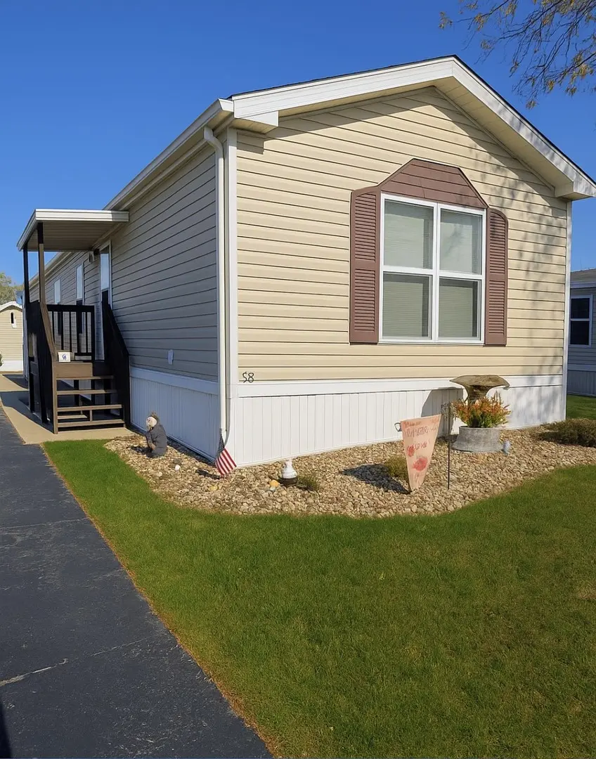 58 Swan LN, Beecher, IL 60401