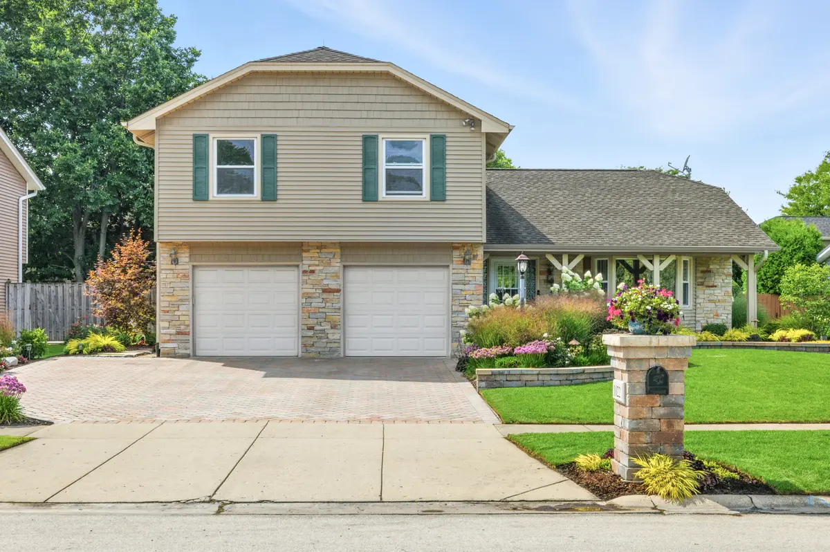 1022 Tennessee LN, Elk Grove Village, IL 60007