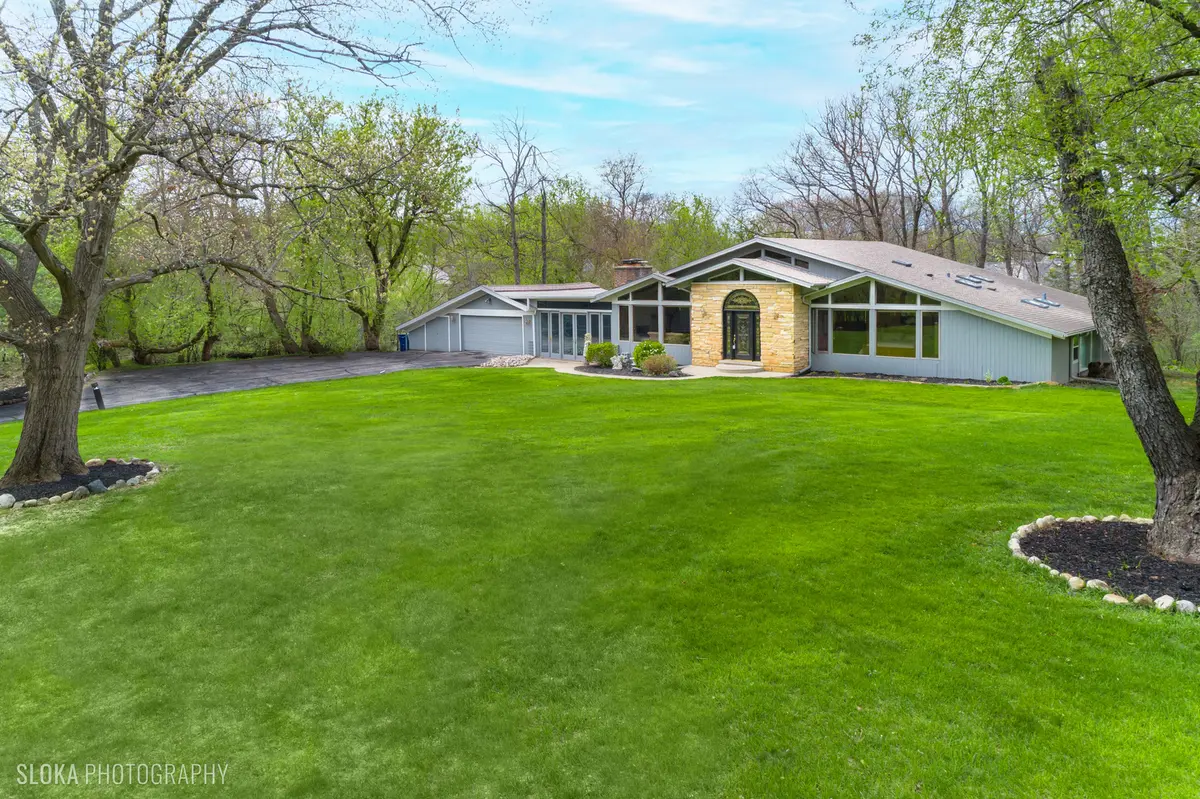 184 A River RD, Lake Barrington, IL 60010