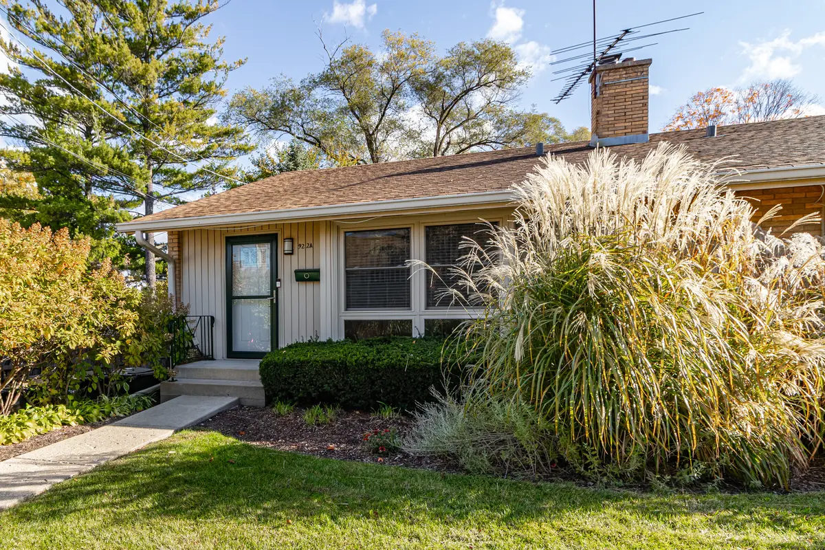 922 N Milwaukee AVE #A, Libertyville, IL 60048