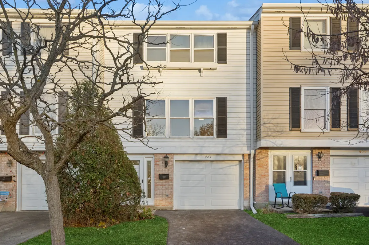 923 Banbury CT, Schaumburg, IL 60194