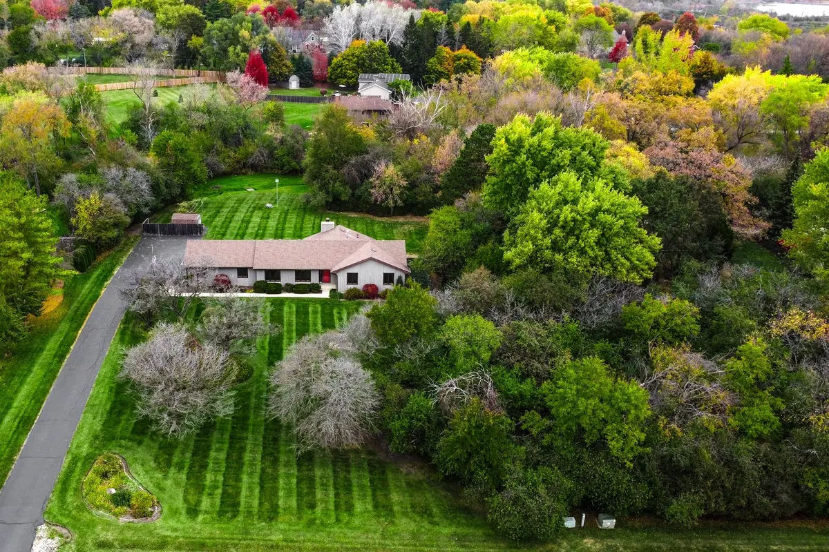 15860 W Thornapple LN, Gurnee, IL 60031
