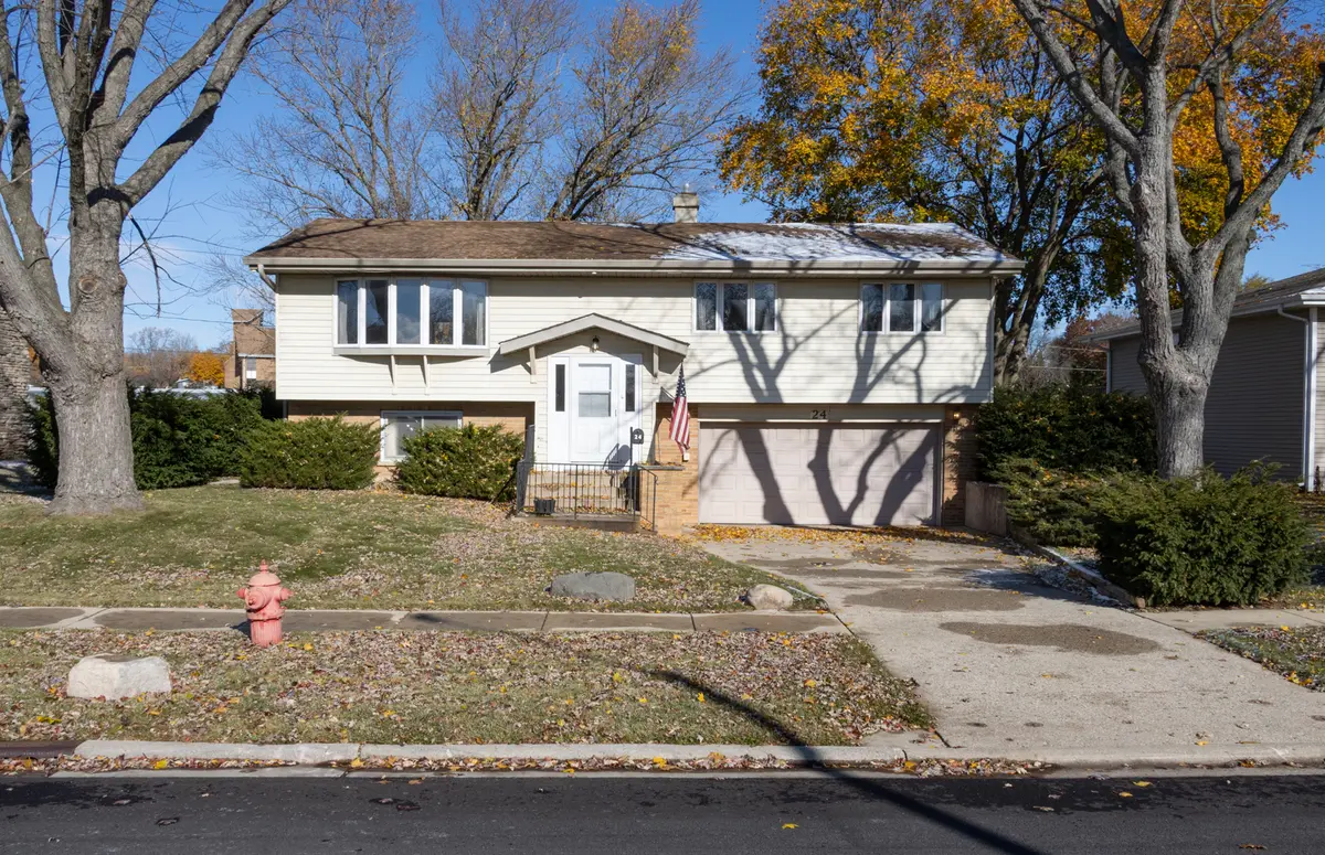 24 Sunset DR, Cary, IL 60013