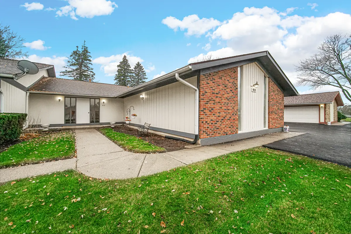 913 Wiltshire DR #A, Mchenry, IL 60050