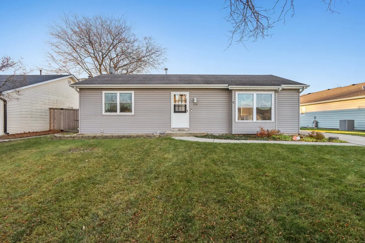 220 Larchwood LN, North Aurora, IL 60542