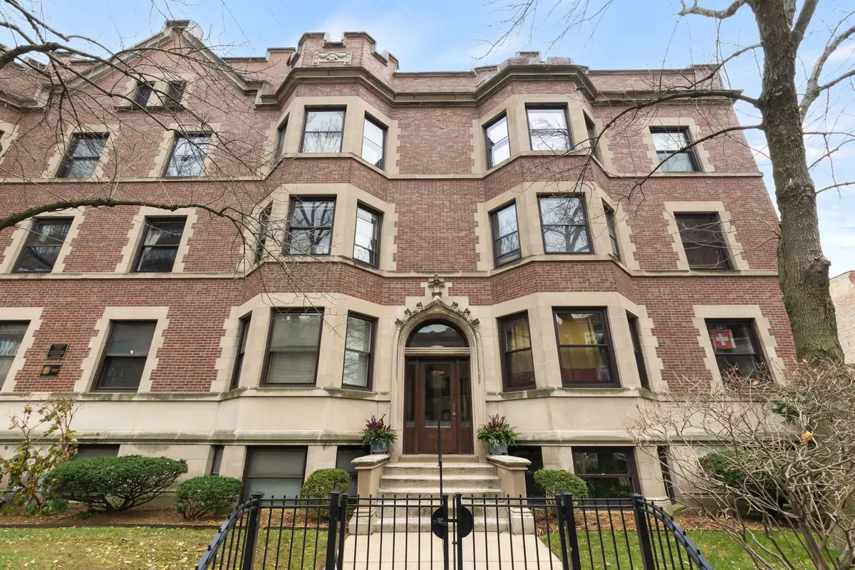 719 W Bittersweet PL #L6, Chicago, IL 60613