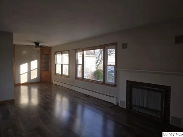 825 Augusta RD, Carthage, IL 62321