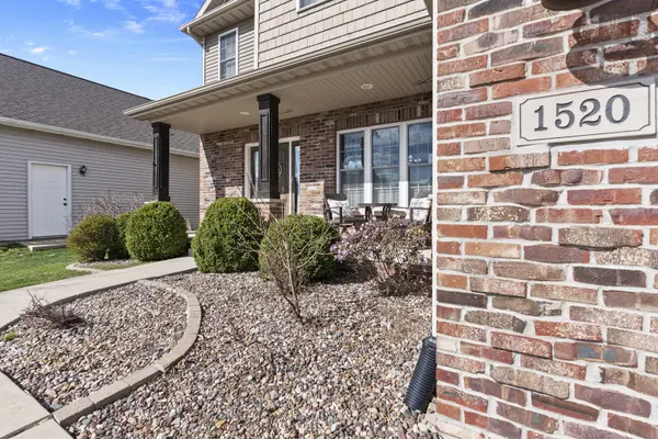 1520 Stoneroller CIR, Bloomington, IL 61705