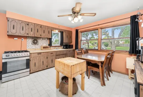223 Roberta LN, Chicago Heights, IL 60411