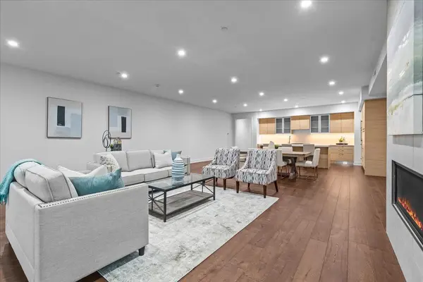 1560 Oakwood AVE #205, Highland Park, IL 60035