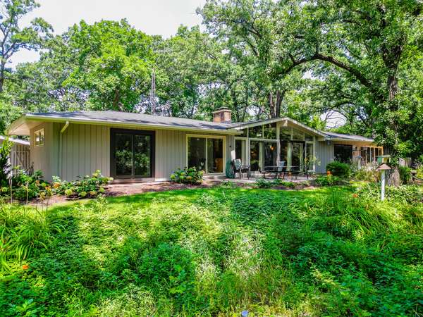 608 Old Hickory LN, Libertyville, IL 60048