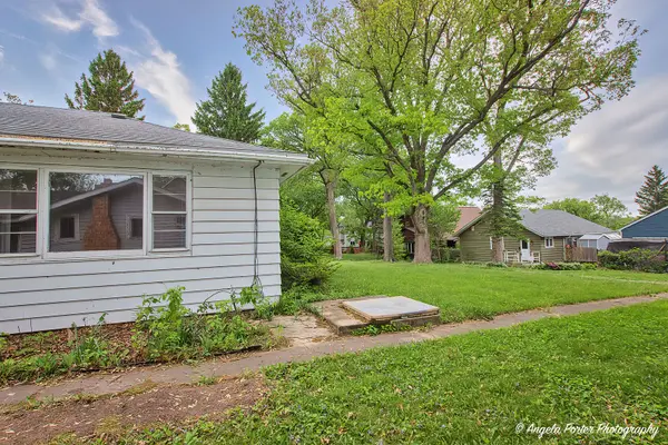 28069 N Lake DR, Wauconda, IL 60084