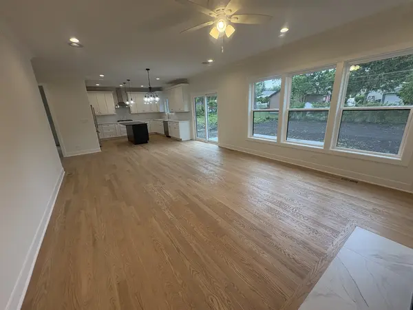 154 Pine LN, Wood Dale, IL 60191