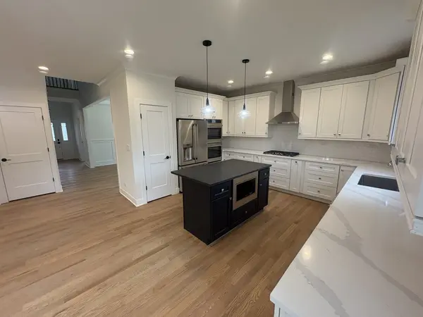154 Pine LN, Wood Dale, IL 60191