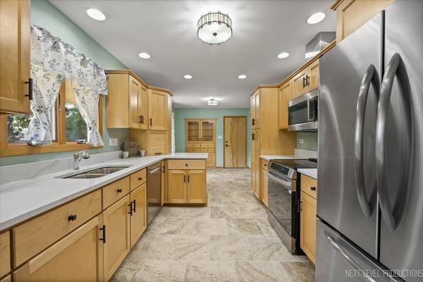 8132 Fairmount AVE, Downers Grove, IL 60516