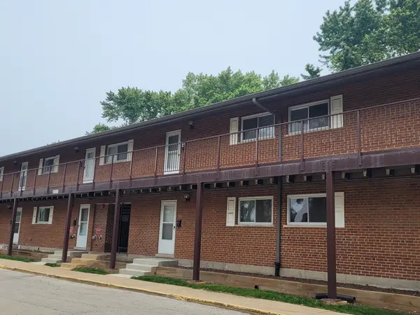 1840 W Hatherleigh CT #2D, Mount Prospect, IL 60056