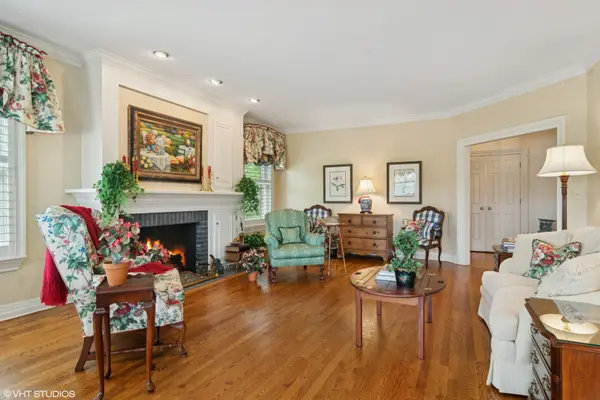 2 Hickory LN, Barrington Hills, IL 60010