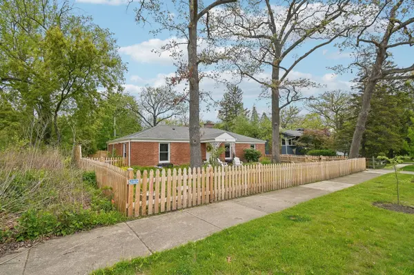 14 E Woodland RD, Lake Bluff, IL 60044