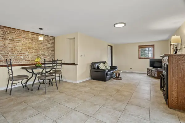 816 E Mayfair RD, Arlington Heights, IL 60005