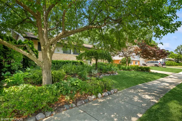 316 S Reuter DR, Arlington Heights, IL 60005