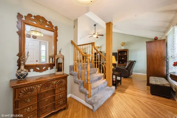 524 Crown Point DR, Buffalo Grove, IL 60089