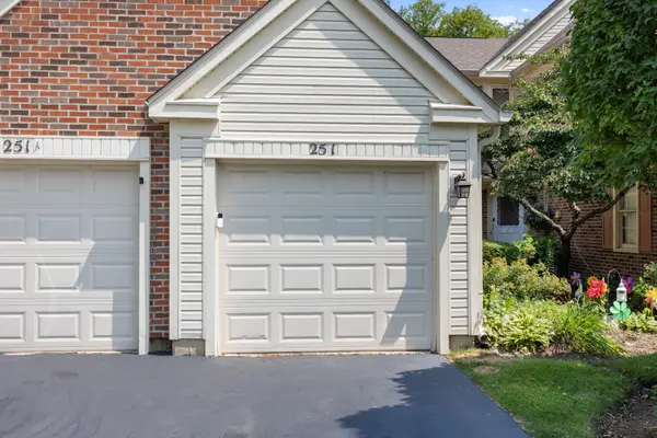 251 University LN, Elk Grove Village, IL 60007