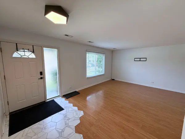 540 W Lodge TRL #E, Wheeling, IL 60090