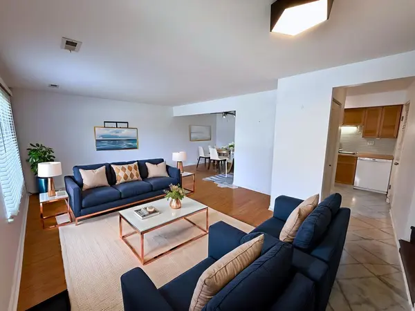 540 W Lodge TRL #E, Wheeling, IL 60090