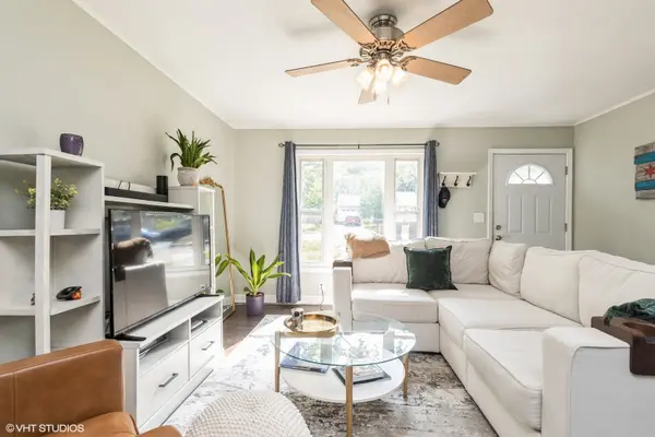 24 Johnathan RD, Lake Zurich, IL 60047