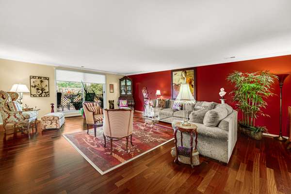 4000 Dundee RD #302, Northbrook, IL 60062