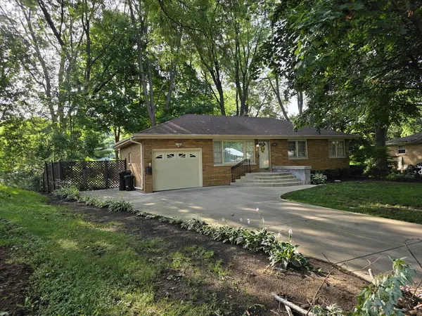 1206 Maplewood DR W, Normal, IL 61761