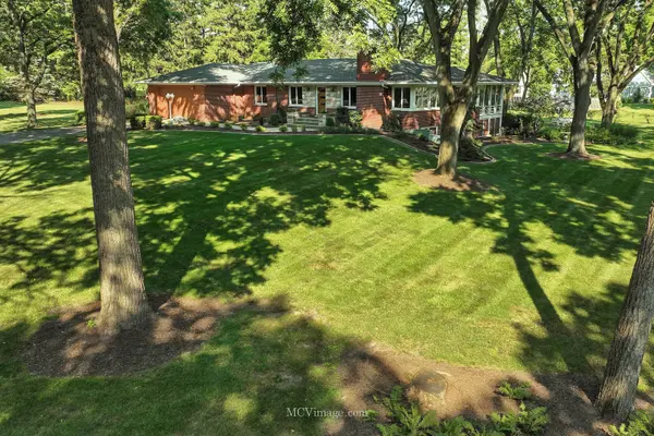2500 Lindenwood LN, Naperville, IL 60565