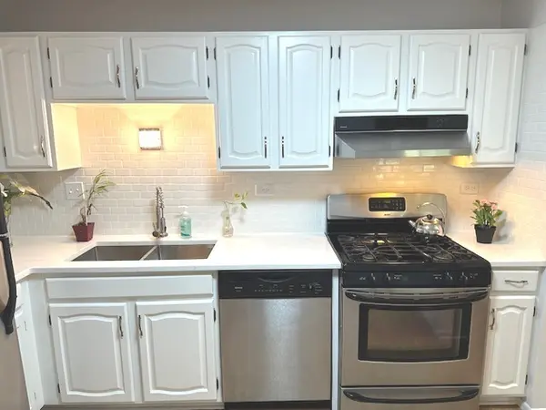 602 Eastview CT #Z1, Schaumburg, IL 60194