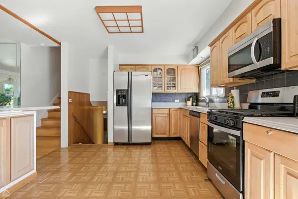 125 N Stratton LN, Mount Prospect, IL 60056