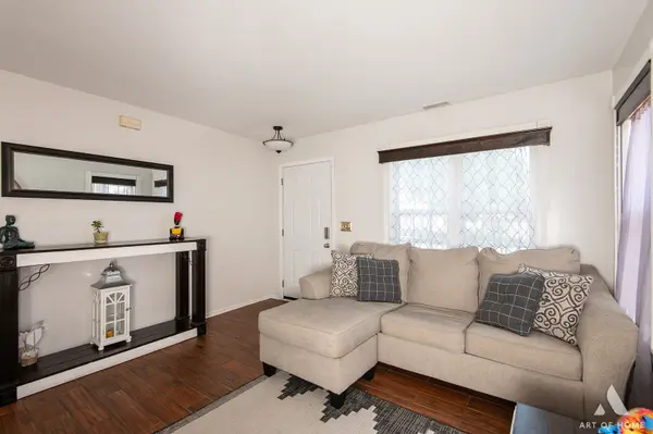 951 W Savannah DR, Romeoville, IL 60446
