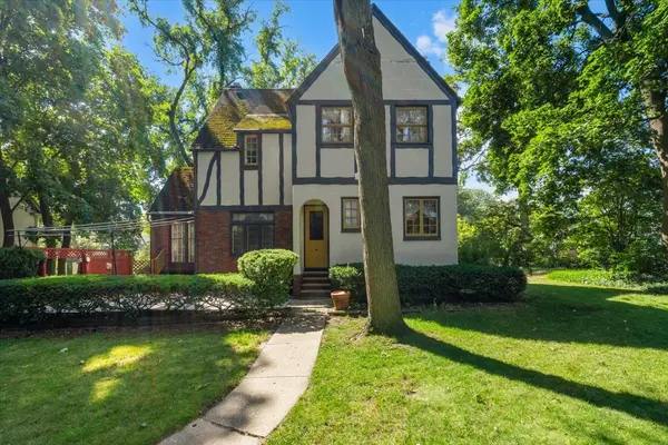 526 W Jackson ST, Woodstock, IL 60098