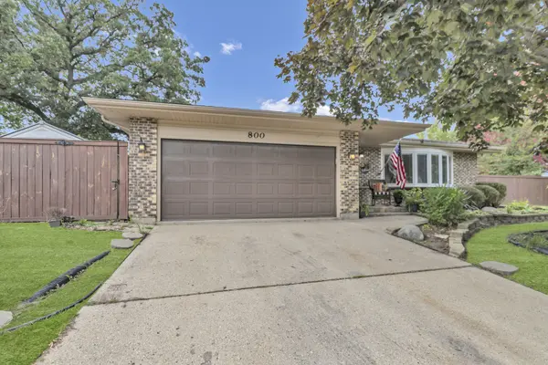 800 Cedar LN, Bartlett, IL 60103