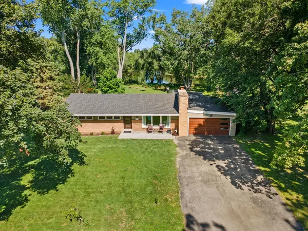 560 Woodland DR, Crystal Lake, IL 60014
