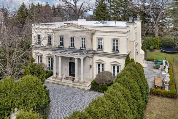 977 Sheridan RD, Winnetka, IL 60093