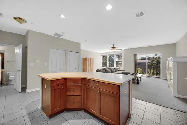 275 E Railroad AVE #205, Bartlett, IL 60103
