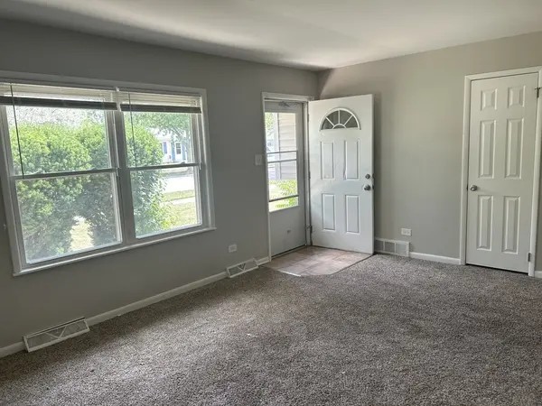 16 N Elm LN, Glenwood, IL 60425