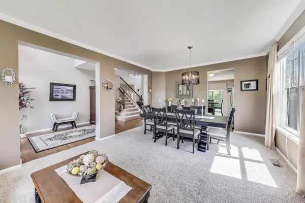 551 Golden Valley LN, Algonquin, IL 60102
