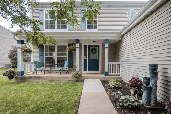 889 Honeysuckle LN, Aurora, IL 60506