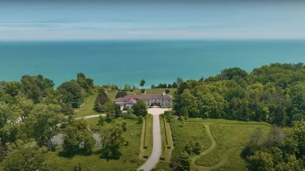 700 Crab Tree Farm LN, Lake Bluff, IL 60044