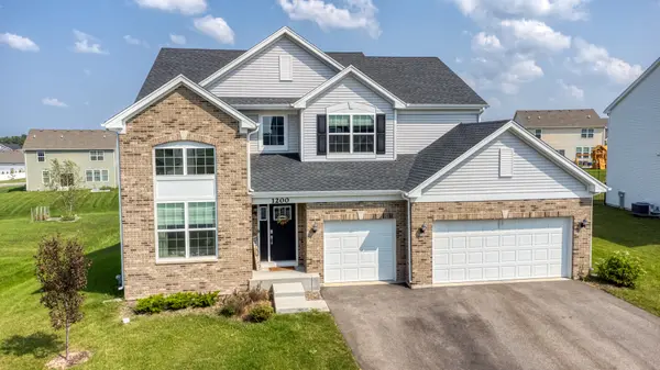 1200 Marlisle DR, Hampshire, IL 60140
