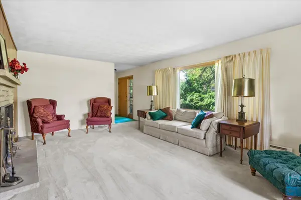 233 Arthur DR, Woodstock, IL 60098