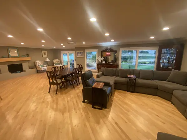 345 Cottonwood LN, Naperville, IL 60540