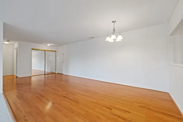 1501 Darien Lake DR #305, Darien, IL 60561