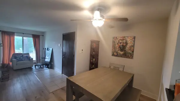 208 DUNTEMAN DR #202, Glendale Heights, IL 60139